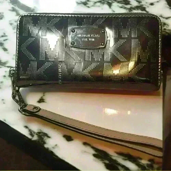 Michael Kors Wallet/Wristlet - Picture 2 of 9